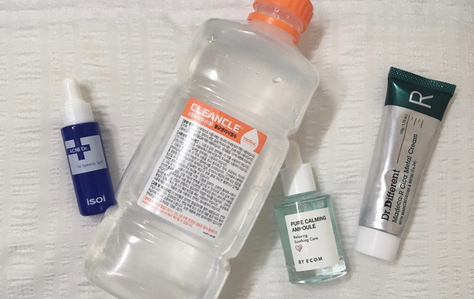 이번 #알쓸신뷰 주제가 피부 진정 스킨케어 방법을 소개하는 것이더라구요.  저는 4계절 내내 피부 진정을 가장 주된 케어 방향으로 잡고 관리하는 편인데, 그 중 여름은 더더욱 진정 케어를 수시로 해줘야 된다고 생각해요! 그래서 요즘 아주 열심히 실천하고 있는 저만의 스킨케어 방법을 소개해보려 합니다! 

제품 정보는 달아뒀으니 참고하세요!