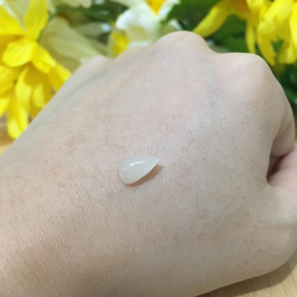 요 제품은 마데카소사이드가 함유된 고농축 시카겔로,


건조해져서 힘을 잃고 약해진 피부 손상을 케어해주고, 피부결 개선, 진정, 보습, 주름개선, 미백까지 해주는 만능크림이에요!!




고농축 겔이라 그런지, 흐르지 않고 꽤 응집력 있는 제형이더라구요!