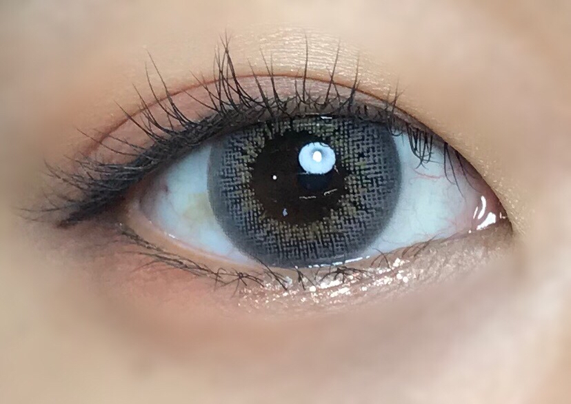 더 추가해서 아이라이너를 밑으로 빼서 그려주었어요
너무 튀지않게 브라운 라이너로 그려주었어요