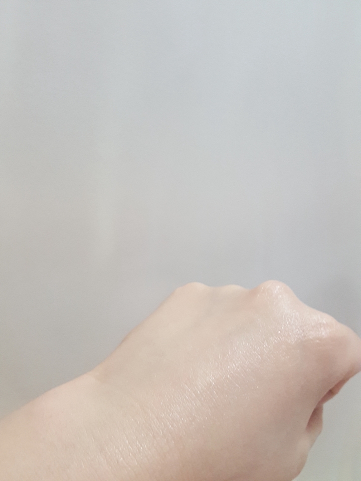 손등테스트 했을때 끈점임도 거의 없고 바르고 나서 촉촉하니 좋았어요 