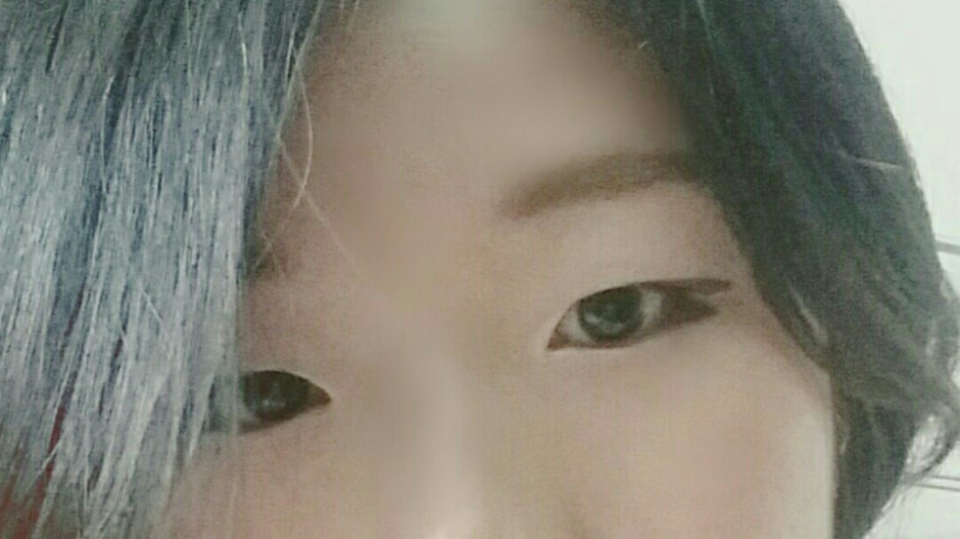 무작정 브라운 젤아이라이너로 길게 빼봄.
눈꼬리가 울퉁불퉁하네요.
심지어 눈썹도 그걸로 그렸습니다.
