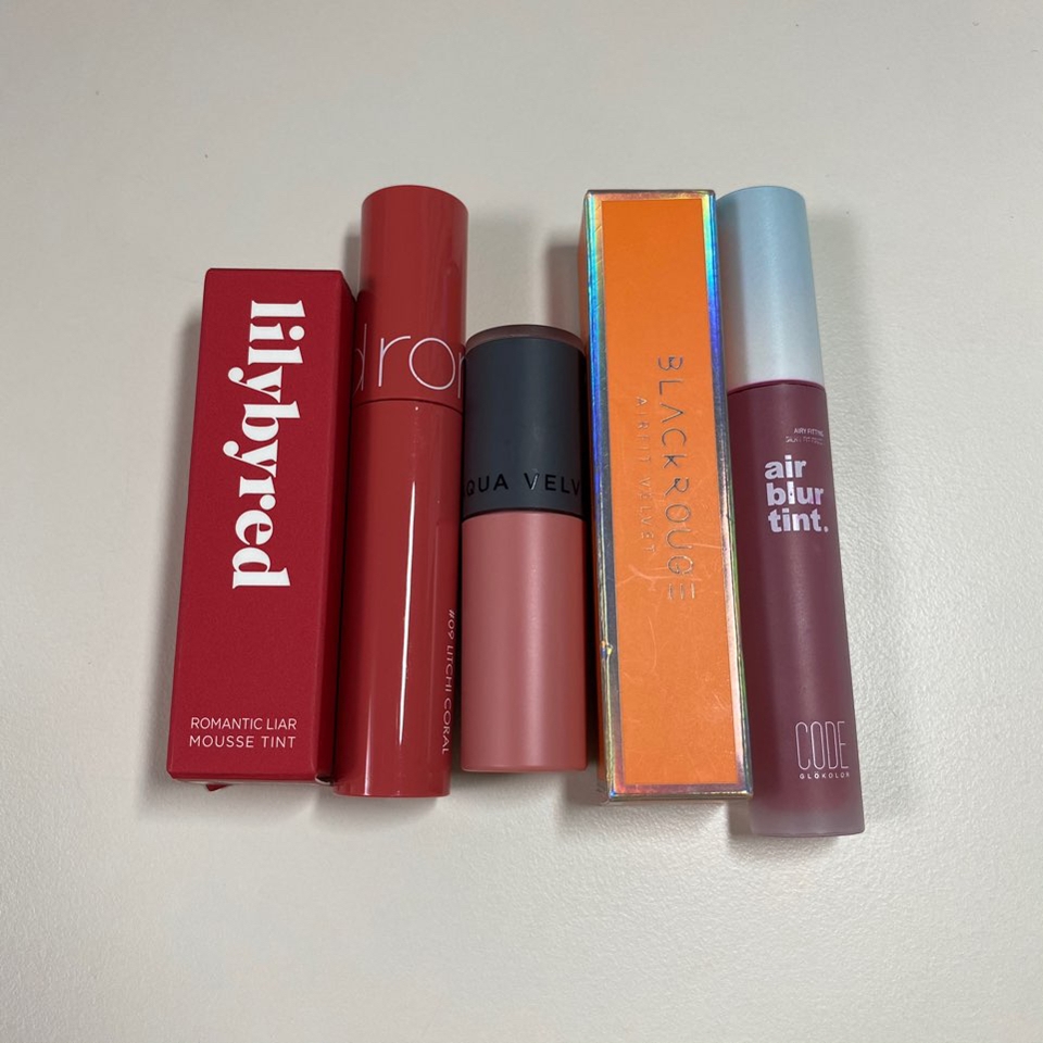 순서대로 설명해드릴게요 😌


릴리바이레드 로맨틱 라이어 무스 틴트 03 산딸기 크림인 척

12,000원

💗 채도있는 핑크 💗

롬앤 쥬시래스팅 틴트 09 리치코랄

9,900원

💗 코랄핑크 💗

아리따움 아쿠아 벨벳 틴트 1 누드 베이지

10,000원

💗 베이스 컬러 💗

블랙루즈 에어핏 벨벳 틴트 3 A16 반쯤말린버찌

14,900원

💗 뮤트 핑크컬러 💗

코드글로컬러 엘 에어 블러 틴트 3 히팅 오렌지

💗 쨍한 핑크 💗