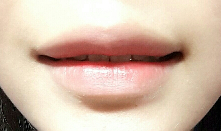 여섯 번째로, 립에센스로 사용해보세요:)
원래 제 입술은 이렇게 건조하지만 수딩젤을 듬뿍 올리면 촉촉해지죠ㅎㅎ