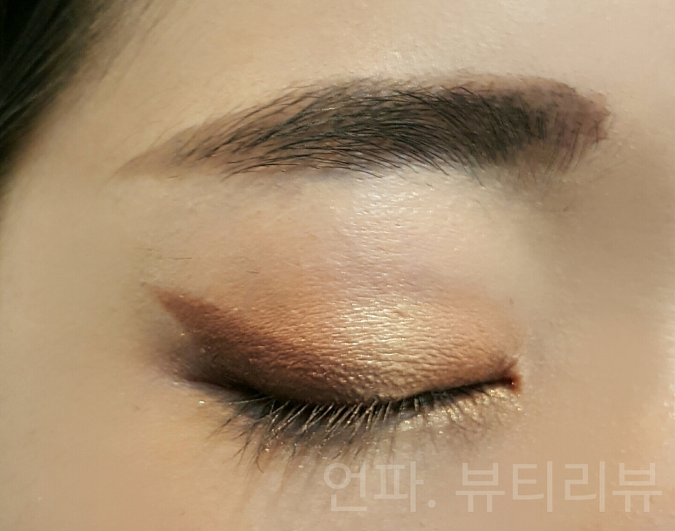 쎈언니가 되지않고 무사히 끝나셨으면 3번 골드 글리터를 손가락에 묻혀서 눈꺼풀 중앙에 다독다독 해주세요. 넓게 바르지 않고 중간에서 살짝 안으로 향한 부분에 발라주시면 눈 사이 넓어보이는 걸 방지할 수 있어요. 같은 색상으로 애교살 앞부분도 채워주세요