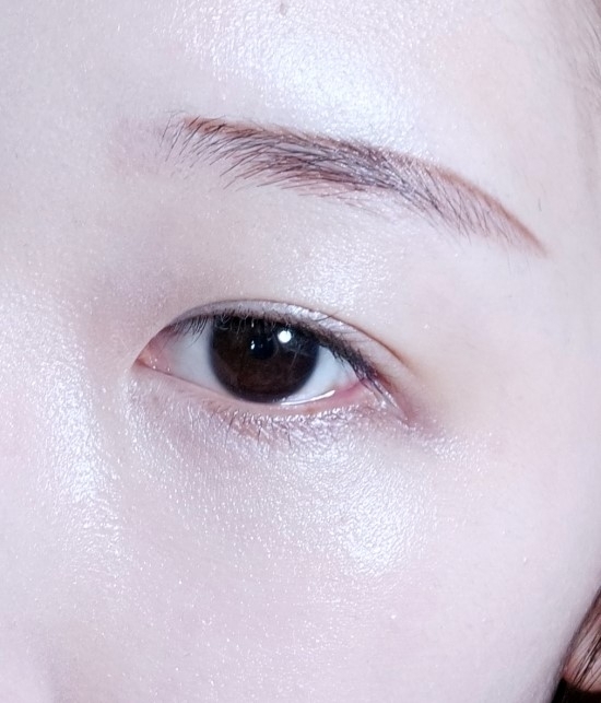 이제 본격적으로 눈썹을 그려볼게요!
저는 얼굴형이 긴형이라서 살짝 가로로 긴 형태의 일자눈썹형태로 눈썹을 그려주고 있어요!
​끝부분만 살짝 곡선처리되게 윗부분을 먼저 그려줍니다!
