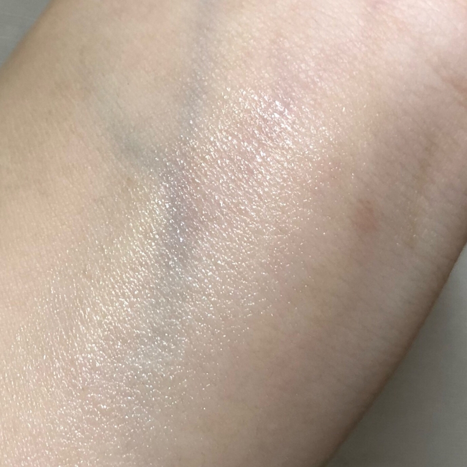 부드럽게 발리고 입술에 올렸을때도 무겁거나 번들번들하지 않아요