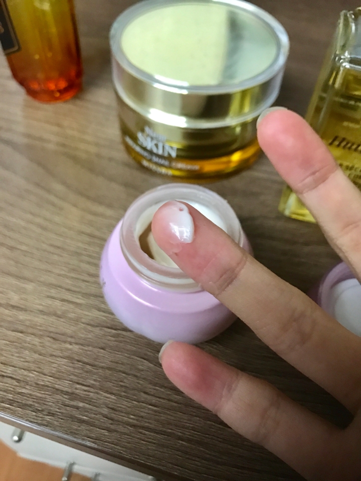 저는 워낙 늦게 자고, 스트레스도 많고, 
다크서클이 원래 짙어서 이걸 써서 다크서클이 완화된 것 같지는 않지만...

눈 주름 케어는 일단 해 줘야 하니까요..^-ㅠ
