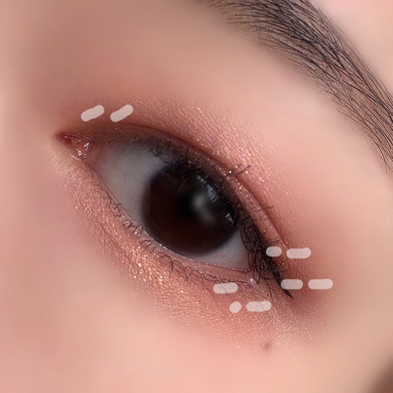미샤 모던 섀도우 [매트] MBR07 허니포테이토
1.8g • 5000원

눈꼬리와 눈두덩이 앞 부분, 삼각존에 음영을 넣는다는 생각으로 발라줍니다!