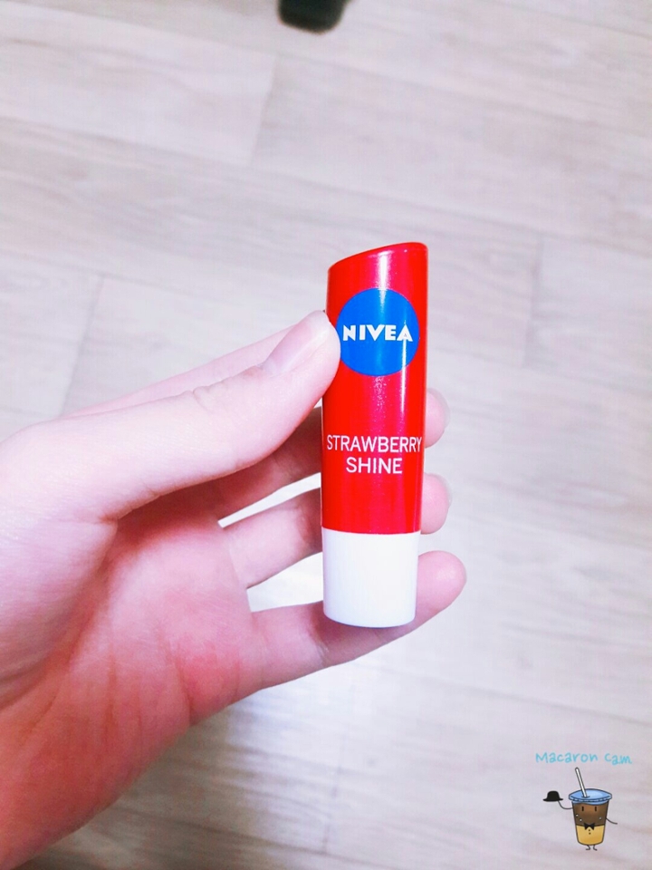 앞면입니다!
용기가 너무 크지도 작지도 않고 한손에 딱 들어와서 좋아요! 역시 학생들이 자주 쓸만한 좋은 립밤😉