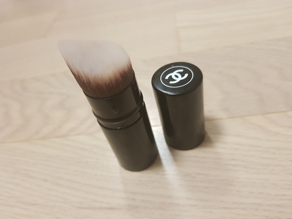 보호케이스를 내리시면 이렇게 뽀얀자태에 브러쉬 모가 있습니다💕💕
사진은 살짝 누리끼리하게 나왔는데 원래는 아예 하얀색이에요!! 
제가 그동안 써본 파데 브러쉬들은 까맣거나 갈색같은 색이였는데 요 제품은 특이하게 아래쪽은 까맣고 위에는 아예 새하얗더라구요~