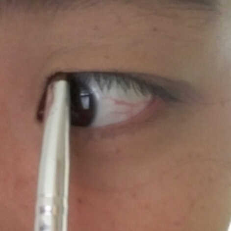 Y자스틱이없어서 섀도우붓으로 한건데 예쁘게나왔어요 섀도우 붓이나없는분들은 집에 실삔이나 이쑤시개같은걸로하는데 뾰족하니깐 조심하셔야해요 눈다치면 큰일나요!!