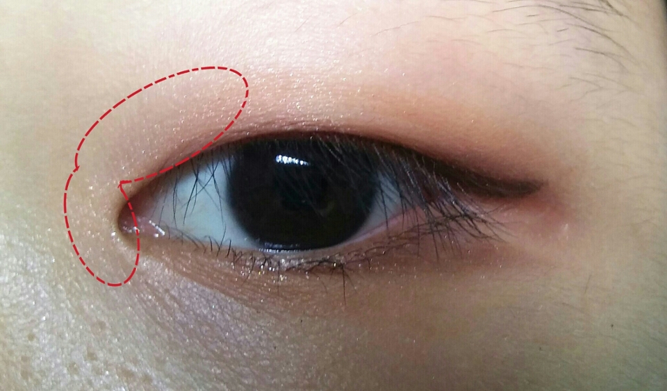 그담에는 눈 앞에 핑쿠색의 펄이있는 걸 발라주도록 할게요ㅎ 앞에 발라주면 조금 더 화사해보여서 자주 발라주고 있어요..☆
(에뛰드 하우스 룩 앳 마이 아이즈 까페 OR203 수줍은 손깍지)