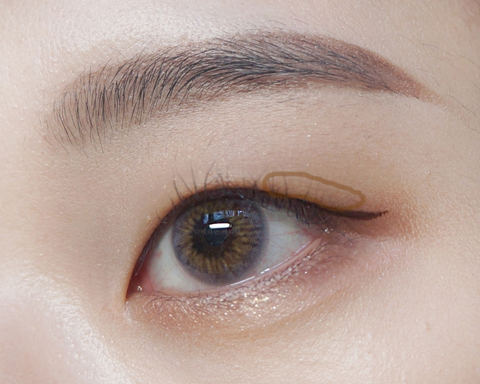 매트한 초콜릿색 섀도우로 표시한 부분을 풀어주세요 (브러쉬 이용)