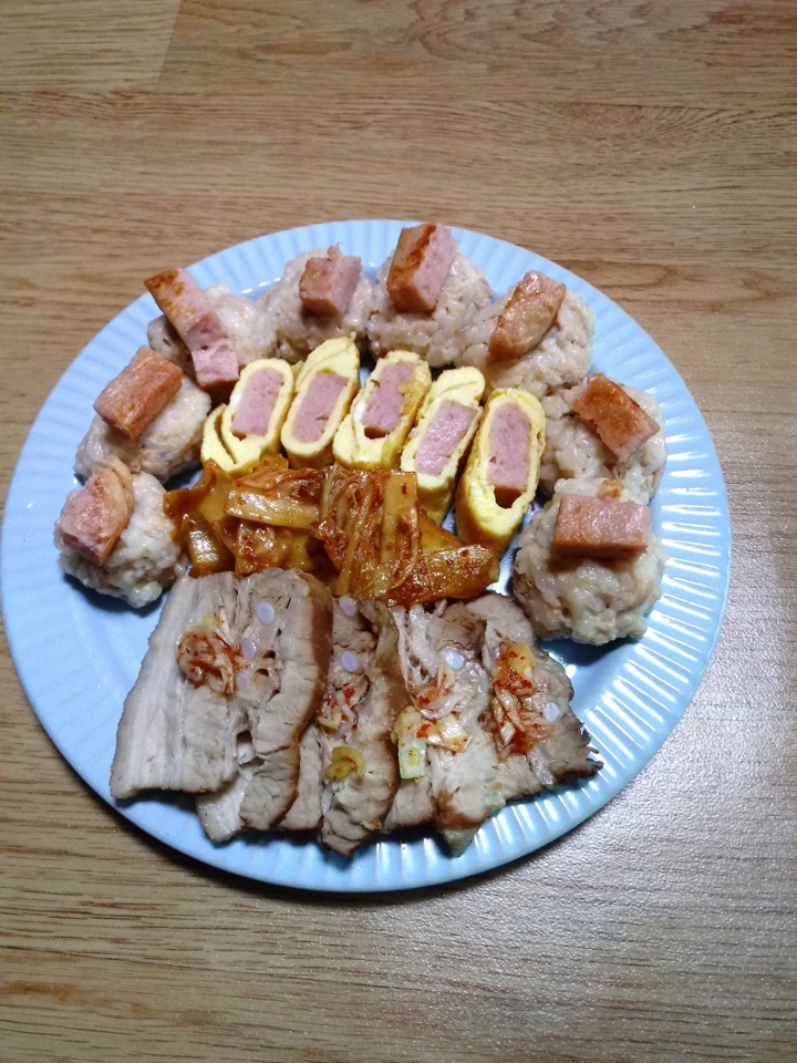 저는 그냥 후딱 이거 만들어서 먹는 중이에요ㅎㅎ비주얼은 좀 그렇지만....😅