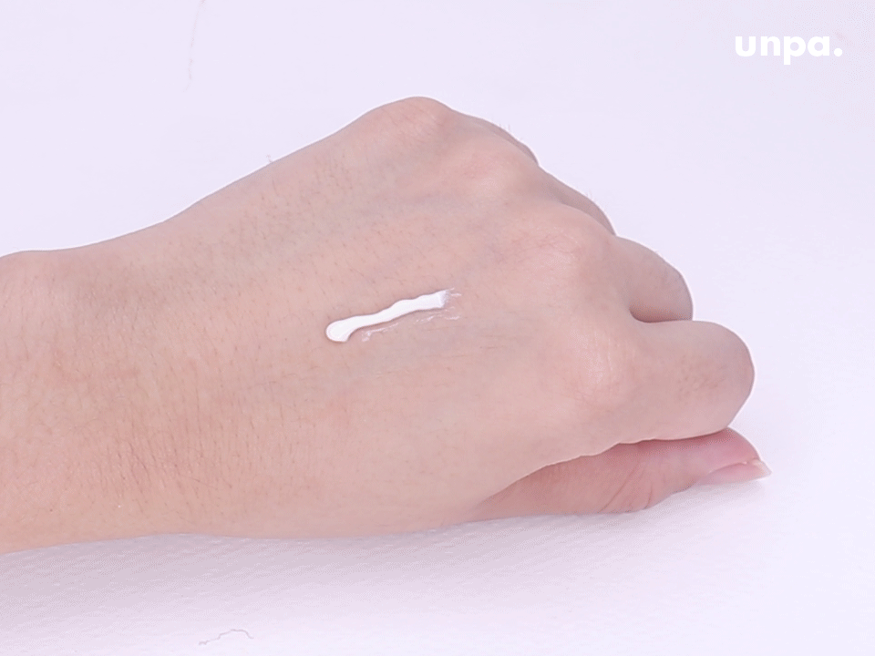 안티에이징 제품 특유의 무거운 사용감이
싫거나 부담스러운 사람에게 추천 백 만개 쾅쾅!
촉촉하면서 부드러운 텍스처로 아침 저녁으로 부담 없이
쓰기 넘넘 좋아! 에디터처럼 민감 피부도 데일리 케어 OK~ 
