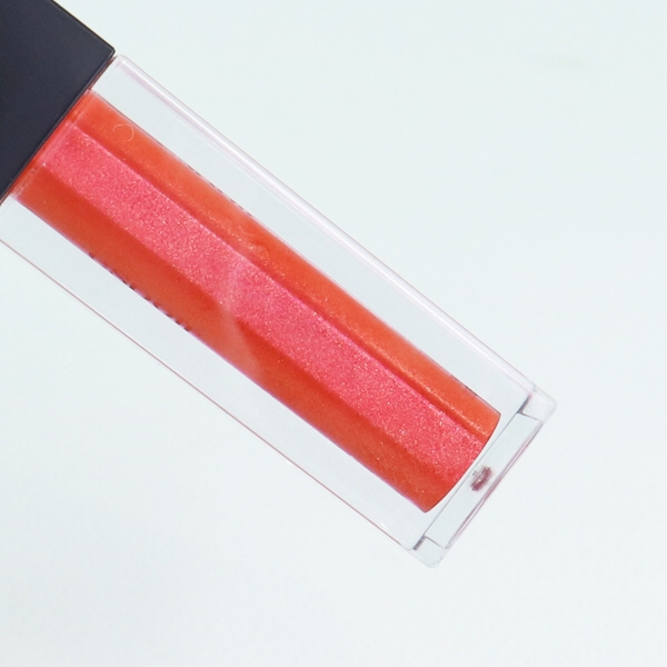 자세히 보시묜 이렇게 펄이 들어 있답니댜
막상 발라보면 펄이 눈에 띄거나 그렇진 않아요!
오히려 펄이 들어 있어 입술을 더 매끈하게 보이도록 만들어 줍니댜