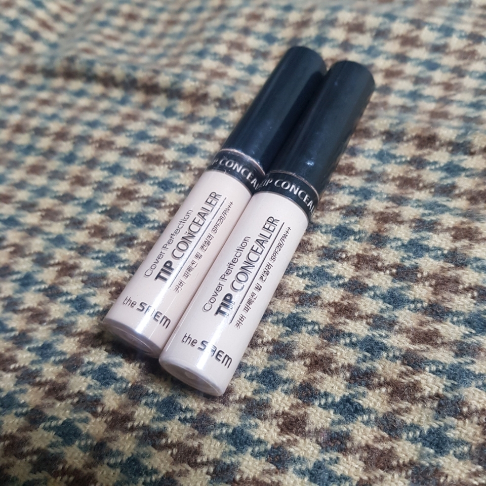 더샘 커버 퍼펙션 팁 컨실러 
가격 5,000원
용량 6.5g으로 
이제품은 리뉴얼되기전부터 제돈주고 사서 사용을 하는 제품이며 사용하면서 아쉬웠던 부분들을 지금 리뉴얼되면서 컬러도 다양화되면서 아쉬운부분이 없는 제품입니다. 