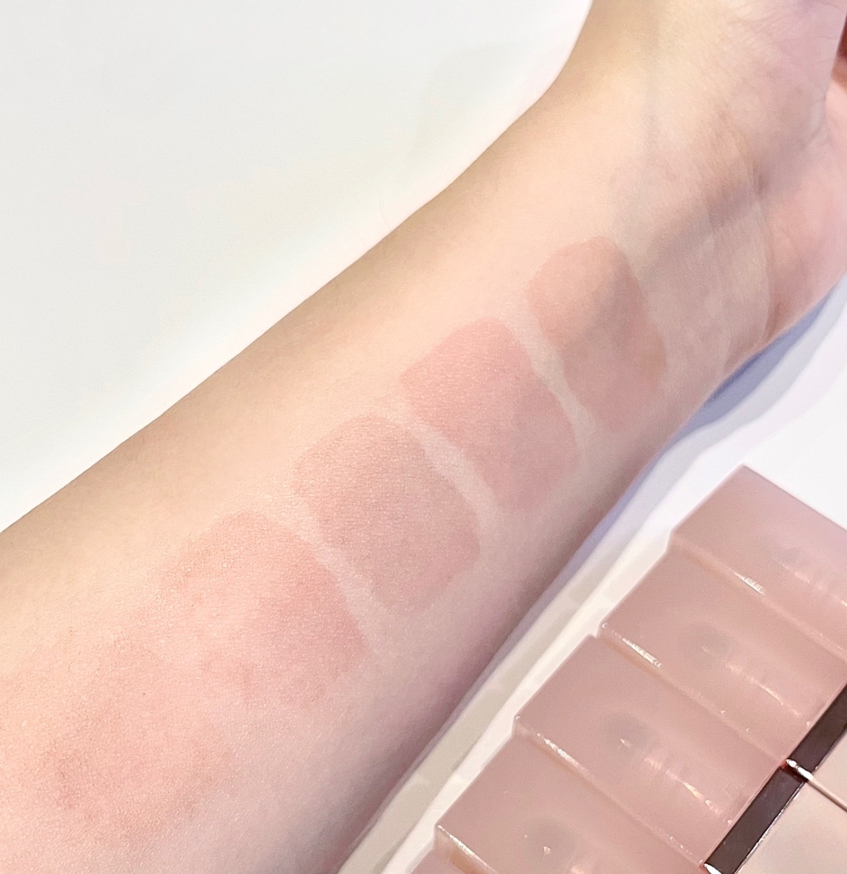 착색력도 봤을 때 촉촉틴트 감안하고 착색이 정말 장난아닌거 같아요 그리고 처음 발색 그대로 착색이 되서 이부분도 좋았어요:)
​