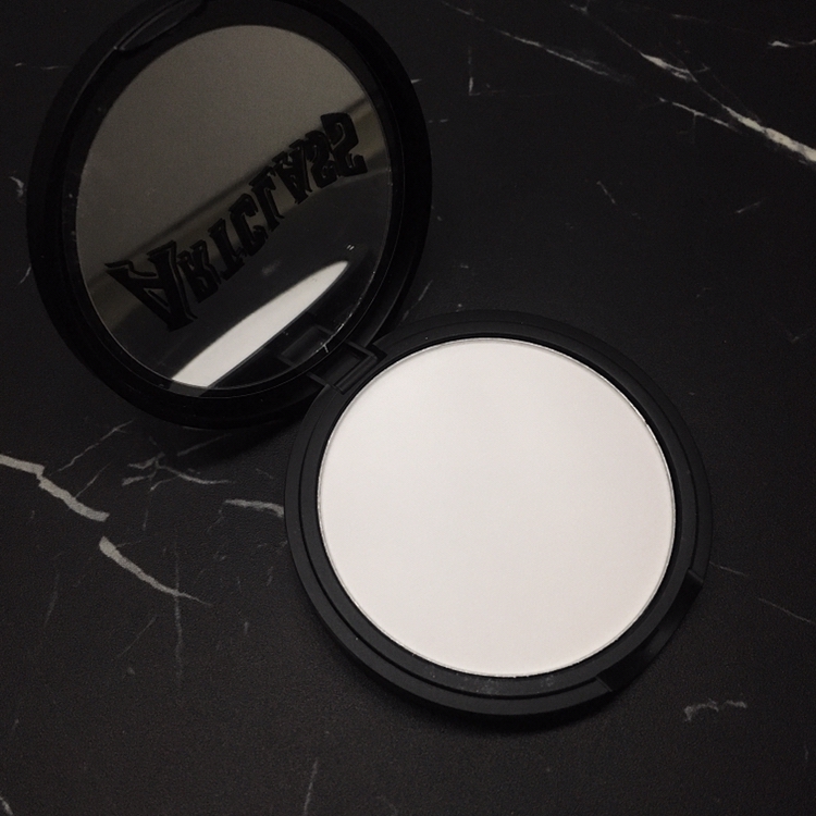 안에는 요렇게 필름지가 있고, 그냥 하얀 파우더가 있어요!



저는 이니스프리 미네랄 팩트 이후로 약간 스킨톤의 팩트만 써왔어서 혹시 하얗게 뜨진 않을까 걱정되더라구요😂
(결론은 괜한 걱정이었슴돠)