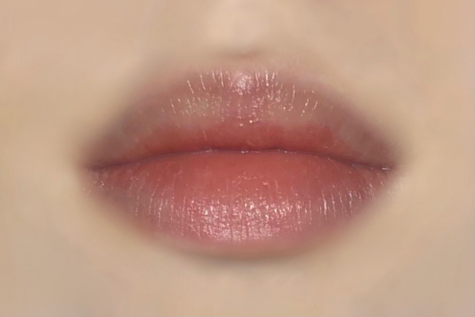 립메이크업 전의 제 입술이예요.
기본적인 케어는 다 했고, 립밤만 발랐어요 !!