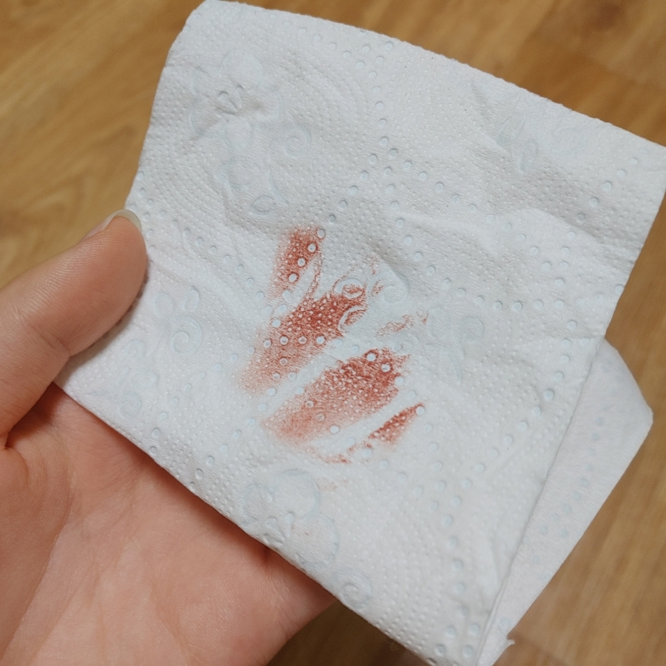 휴지로 얼마나 묻어나는지 확인해봤는데
묻어남은 심한 편이에요! 