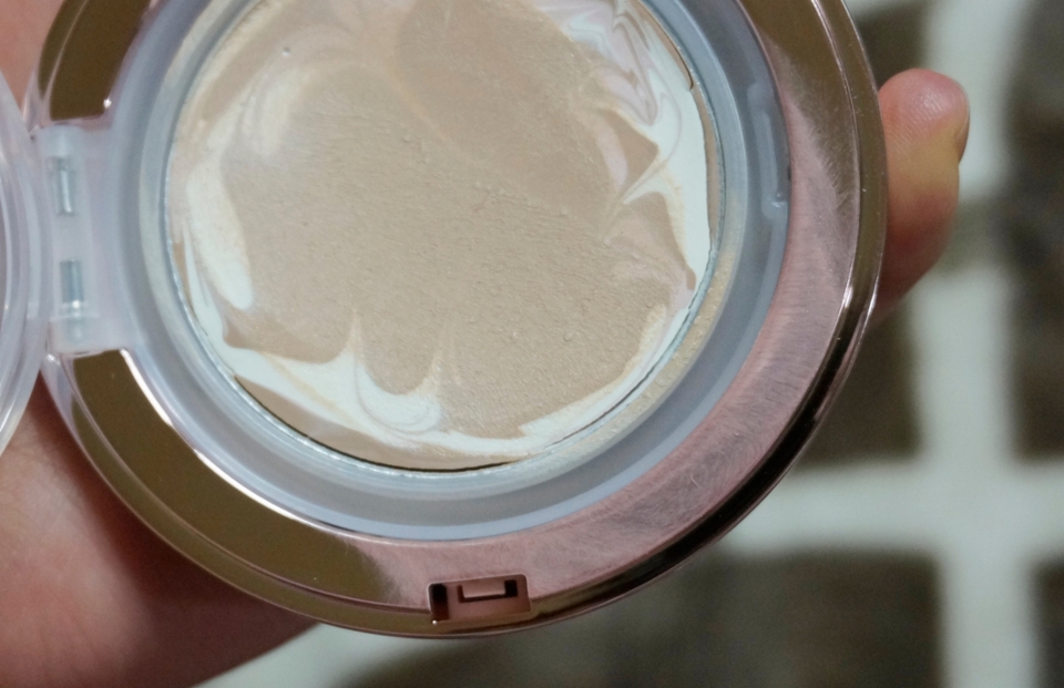 또 하나의 단점은 퍼프로 살살 둥글리면서 바르면 이렇게 테두리 케이스에 다 묻어요....
이거 제가 못바르는건가요?
몰랑.. 짜징나ㅠㅠ 쓸때마다 화장솜으로 닦아주고 있는데
뭔가 조만간 손으로 바를느낌ㅋㅋ...