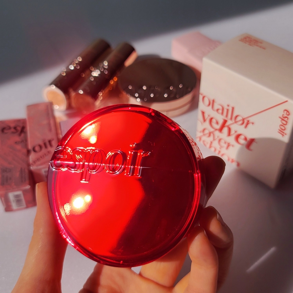 색조부터 베이스까지 못 하는게 없는 메이크업 강자 에스쁘아!

​

지난 겨울 비글로우 리뉴얼에 이어 이번에는 비벨벳 쿠션 나왔슈♥️

​

얇고👏 가볍고👏 커버력은 짱짱한👏 에스쁘아 프로테일러 비벨벳 커버쿠션을 만나 보았습니다!