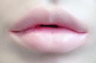 첫번째 립 컨실러를 전체 발라주세요!
비비지말고 톡톡 찍어서 발라주셔야 합니당😆

입가 근처 뭉친 부분은 쿠션퍼프로 정리해주면
됩니다!

