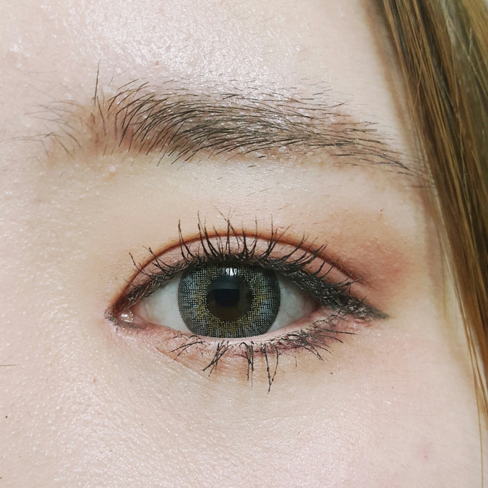 에뛰드 컬픽스 마스카라로 숑숑 마스카라질을 해줍니다. 그리고 좀 부족한거같아서 버건디 섀도우를 블렌딩 브러쉬로 눈전체에 붉은기를 더 더해줬어요.
