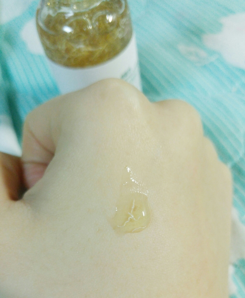 투명한 앰플에 실같은게 있는데
가까이서 보면 좀 징그러울 수 있어요ㅋㄲㅋ
이 실같은게 바로 진주추출물이 함유된 펩타이드실이에요!
이 실은 피부에 롤링하면 금방 녹아서 흡수됩니당