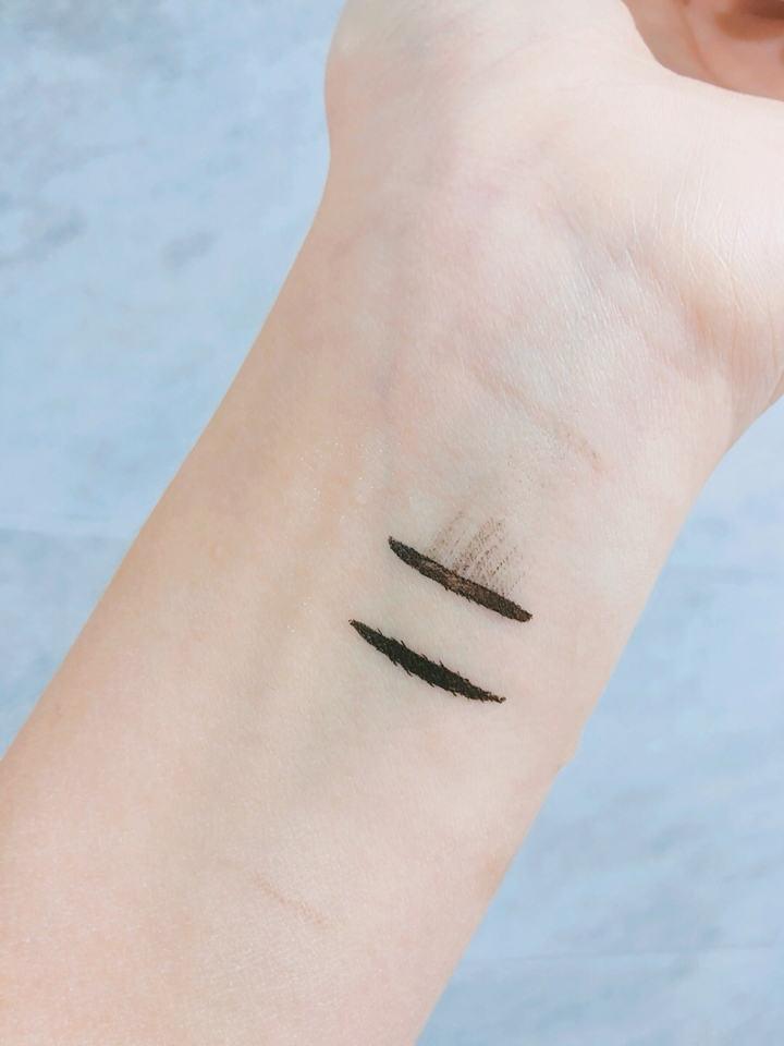 밑에 하나 더 그려서 물에 흘려보고 문질러봤는데 번지지도 않았어요!!