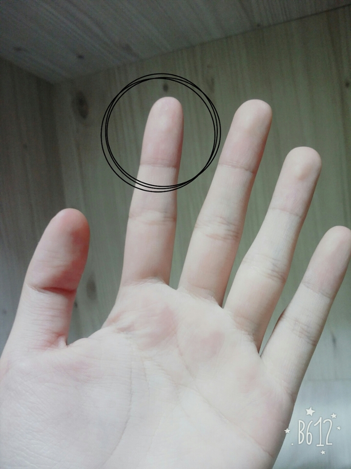 일단 틴트, 립스틱등의 립제품을 테스트하기위해서는 검지를 사용할꺼에요