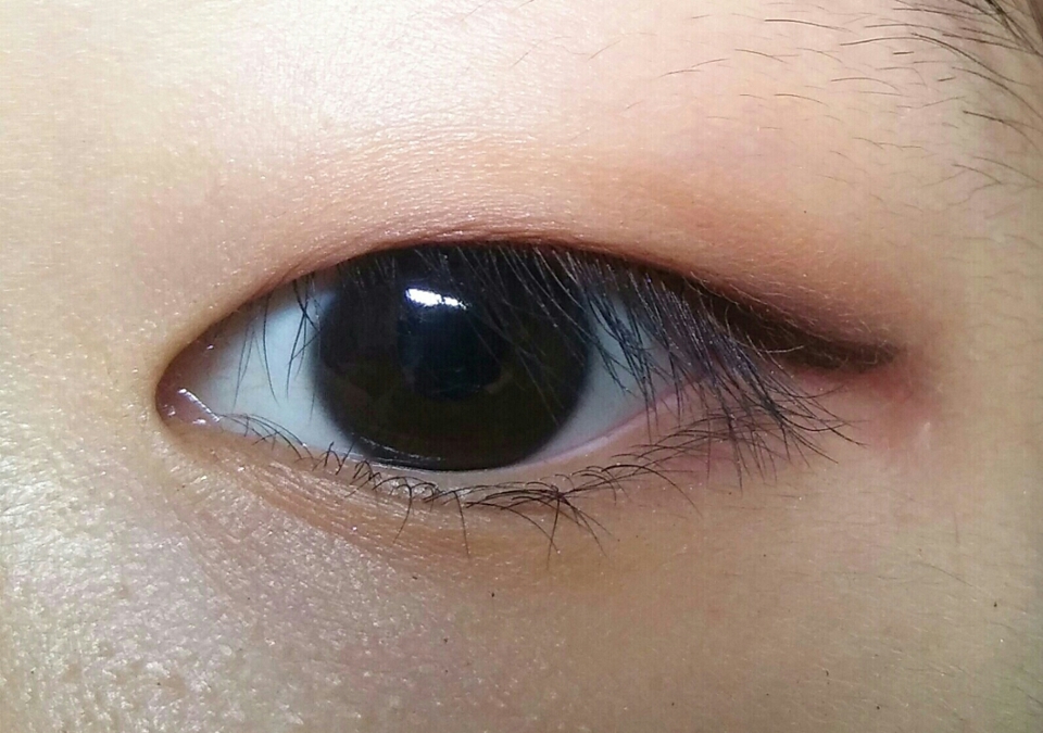 요건 아이라인 블랜딩을 해준 사진인데 눈 살에 파묻혀서 안보이네요! 원랜 살짝 보여야되요😳죄송합니당..ㅠ
(더페이스샵 모노팝아이즈 2호 마이크 상큼해 6.8번 믹스)