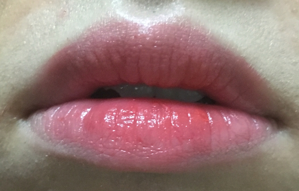 아침이라 입술상태가 영... ㅎㅎ 
귤..색? 보다는 살짝 다홍빛이 도는 느낌이에요. 사진엔 핑크기가 강해보이는데 제 방 조명이 영 엉망임.. 틴트보다는 색있는 립밤 같아요! 