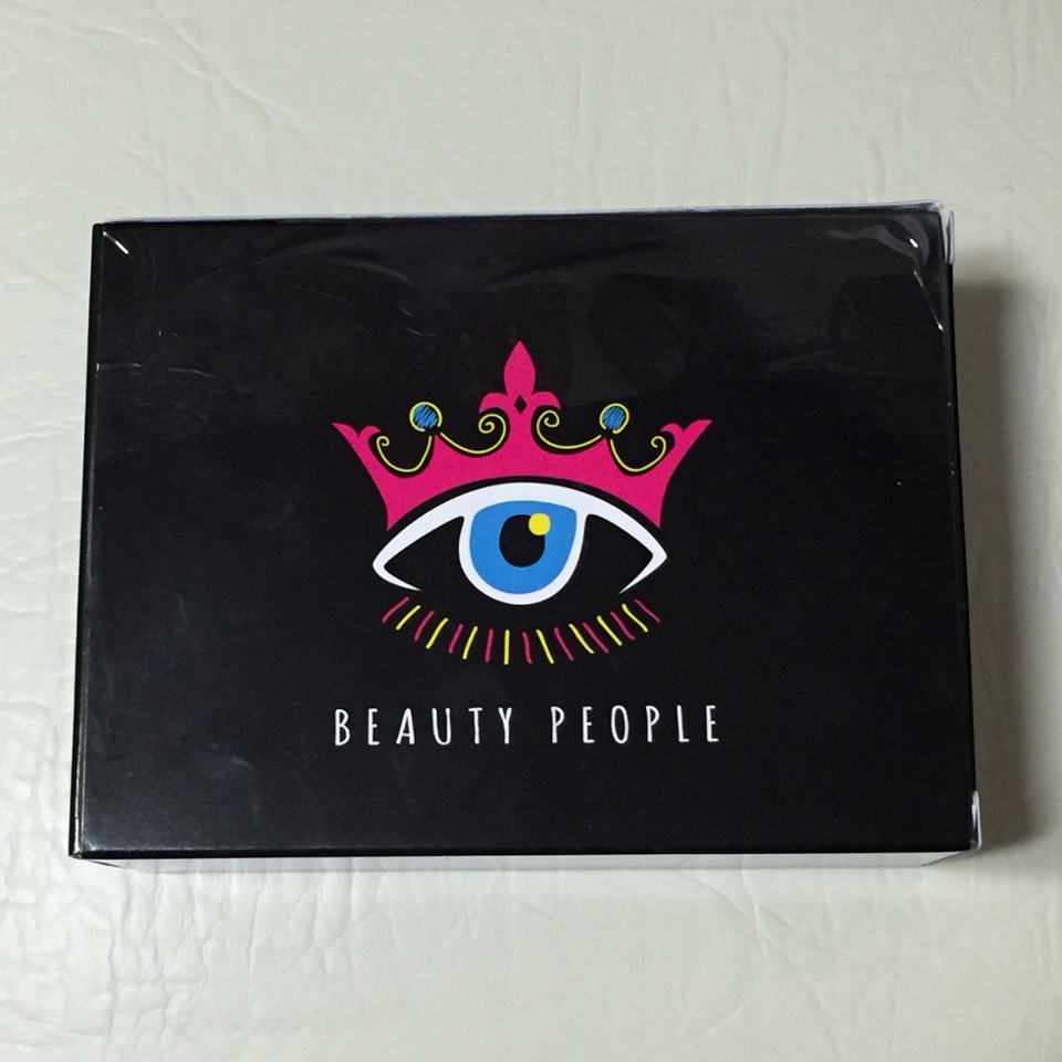 먼저 제품이 들어있는 박스에요.
화면으로 봤을 땐 커 보였는데 받아보니 
생각보다 크기가 작더라구요.