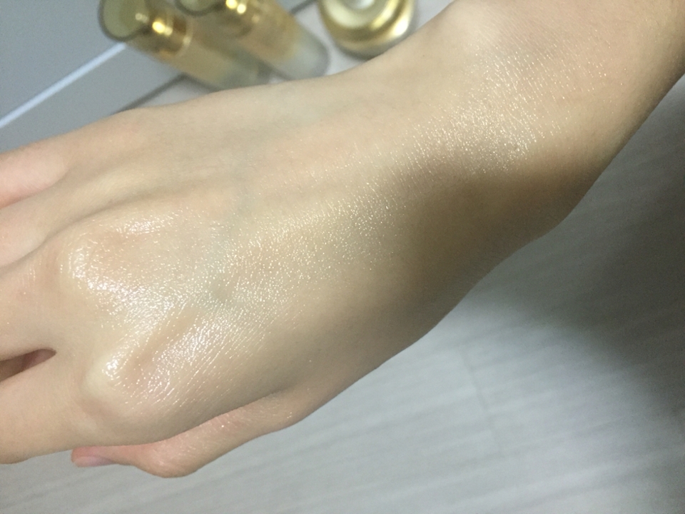 발랐을 때 모습이에요 보시면 바른쪽이랑 안바른쪽이랑 확연한 차이가 있죠? 바르고나면 피부에 윤기가 돌아요ㅎㅎ그래서 완전 지성인 언니들에게는 추천하기가 좀 조심스럽네요ㅠㅠ저는 복합성이라..ㅎ