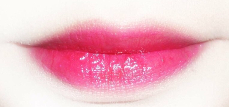 젤리틴트 2호
일단 젤리틴트라는 이름답게 , 약간 찐덕해요. 촉촉한데 발색은 잘되서 젤리틴트는 약간 립글로즈 + 틴트느낌.
입술 건조한 분들이 생기있게 바르기 딱 좋아요.

발색도 제가 봄웜인데 , 동동 뜨진 않아요. 
예쁜 진분홍컬러?