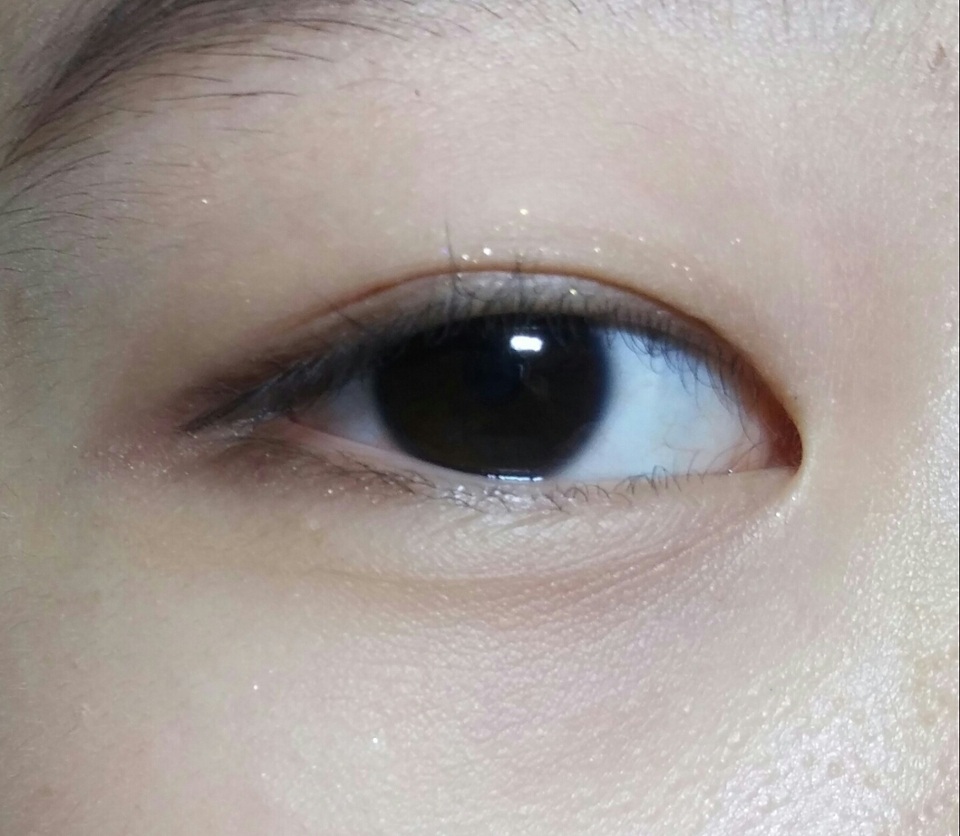 짜잔 언더 1/3을 브라운섀도우로 칠했더니 눈모양이 이뻐지고 깊어지는? 거 같아요 ! 꼭꼭 빼놓지 않고 언더까지 채워주시면 티도안나고 눈길어보인답니다 😆
허접하지만 첫뷰티팁 봐주셔서 감사해요 💓💓