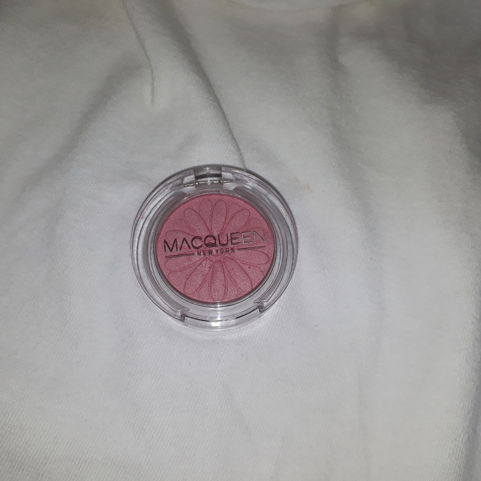 맥퀸블러셔

- 색감, 펄, 발림성 진짜 그저그럼 

- 뭔가 손이 잘 안감

✔ 싼값에 사거나 돈 더주고 이거랑 비슷하게 생긴 유명한 그거 사시는거 추천