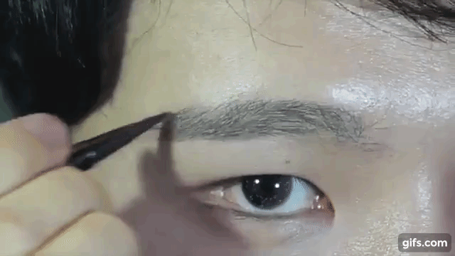 내장된 브러쉬를 사용해서 
진하게 라인을 그리고 싶으신 부분엔 세워서 쓱쓱
면을 채우시고 싶으신 부분엔 눞혀서 쓱쓱 칠해주세요~

평소에 그리시는 눈썹 모양대로 쓱쓱 자연스럽게 그려주시고
픽서까지 촤악 뿌려주시면 다시한번 강철브로우 완성!