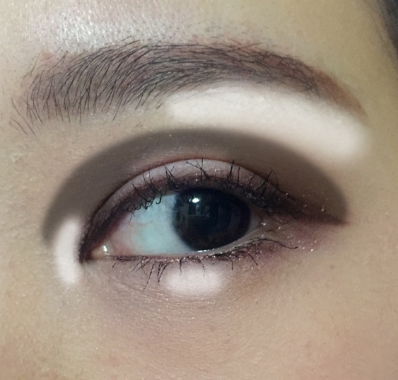 검은색 부분에 음영을 주고 흰 부분에 하이라이터를 줄거에요
흰 부분은 에뛰드 허니밀크를 칠할거에요.