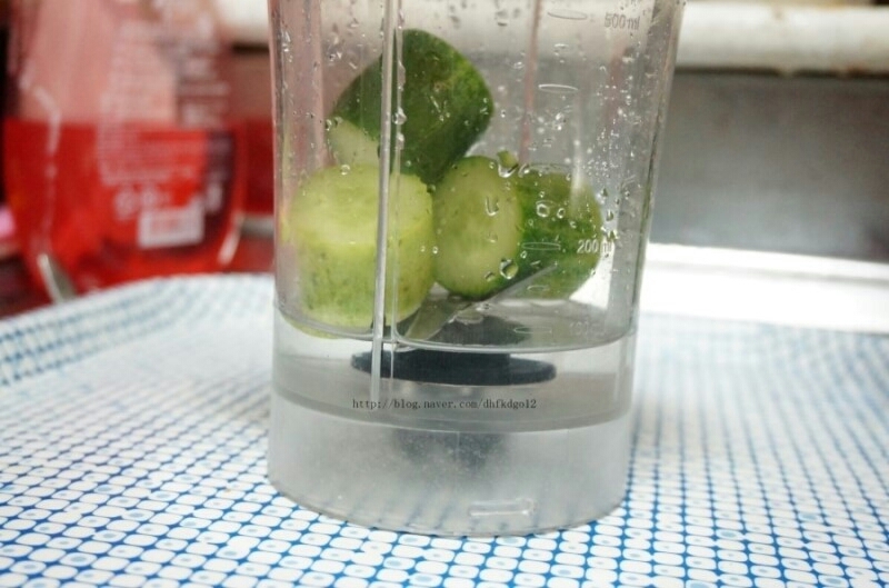 쑥떡쑥떡 오이를잘라 물과함께 믹서기에 투하!
물용량은 눈대중으로 알아서 ㅎ 