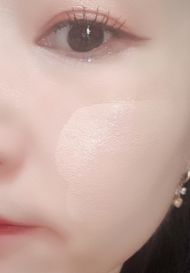 볼에 슥~~
엄청 부드럽고 촉촉하게 발려서 조금 놀랐어요.
두껍지 않고 얇게 잘 펴발리고 결자국도 많이 남지 않아서 좋아요~!!