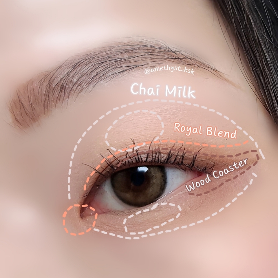 
* 눈 전체 베이스 & 하이라이트
: Chai Milk
* 1차 음영 + 눈 앞머리
: Royal Blend
* 아이라인 + 언더 삼각존
: Wood Coaster

솔직히 정답은 없고..
그날그날 손이 가는대로 쓰긴 해요 ㅎㅎ
그래도 베이스&하이라이터 로는
차이밀크 컬러를 정말 자주 씁니다.

아이라인은 블랙티모카가 넘 진해서
우드코스터를 자꾸 쓰게 되고,
1차음영이나 다른 깊이감 주는 컬러는
때에 따라서 바꿔가며 사용하게 되요.



