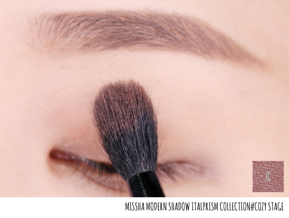 훌렁훌렁한 브러쉬에 C컬러를 묻혀서 발색해주는데
원래도 발색이 진하지 않은 제품이지만 은은하게 느낌만 넣고 싶어서
손으로 따로 발색안하고 이걸로 몇번 쓸어주었어요ㅋㅋㅋㅋ
지금생각해보니까 손으로 발색하는게 좋다고 하는 섀도인만큼 손을 쓸걸 그랬나 싶네요