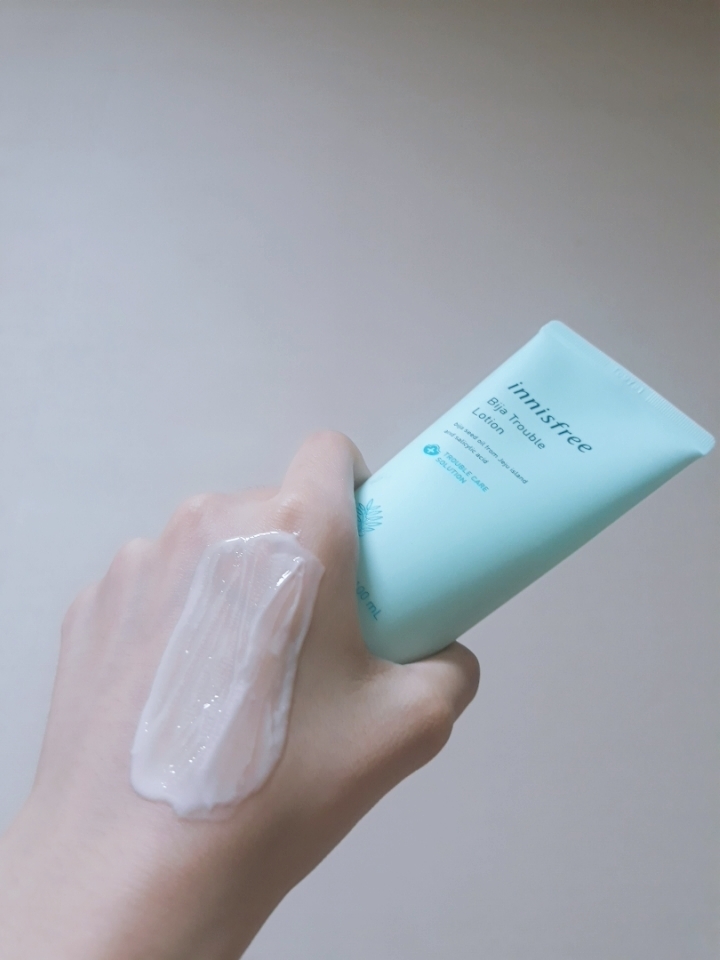 풀?! 같은 식물 냄새가 나는데 거부감 전혀없고 산뜻한 향기가 나서 정말 좋았어요