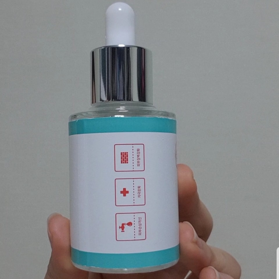 이제품은 예민한 피부에도 잘사용할수있다고 합니다.병풀성분이 진정효과에 좋다고 하며피부손상개선 자극완화 피부장격강화해준다고 합니다.