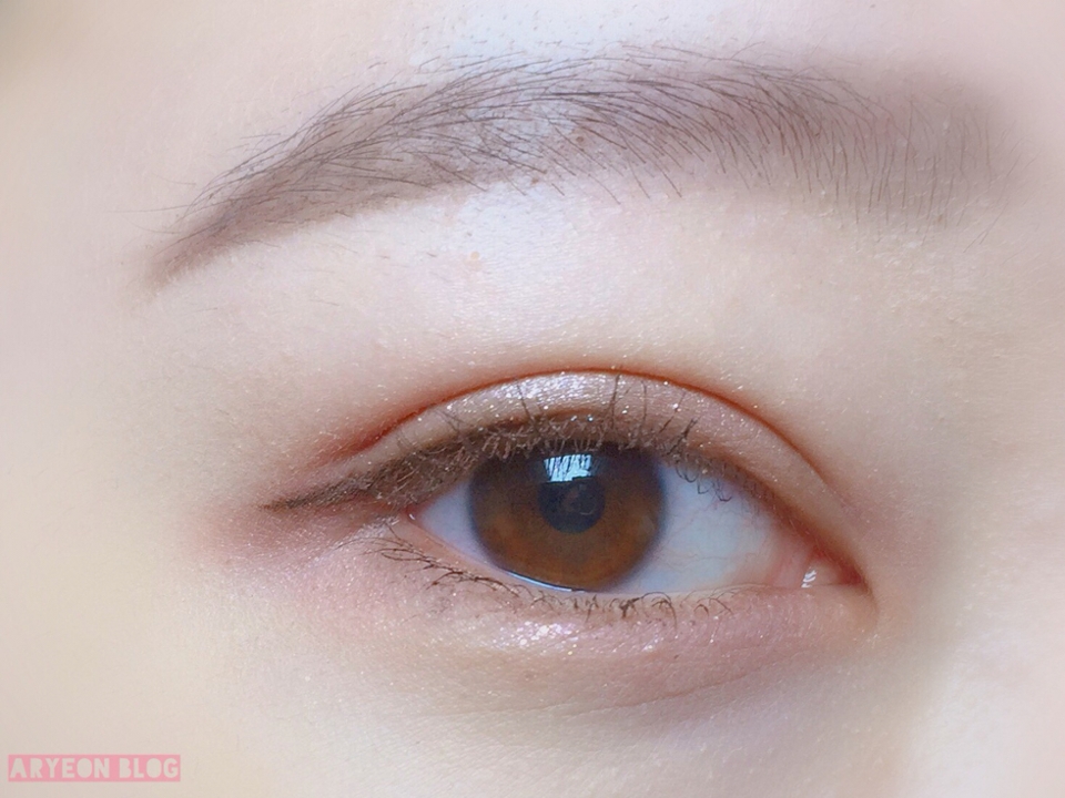 눈두덩이는 케이트 섀도우로 톡톡 발라주었고 애굣살에는 아이샤이너로 입체감을 주었어요