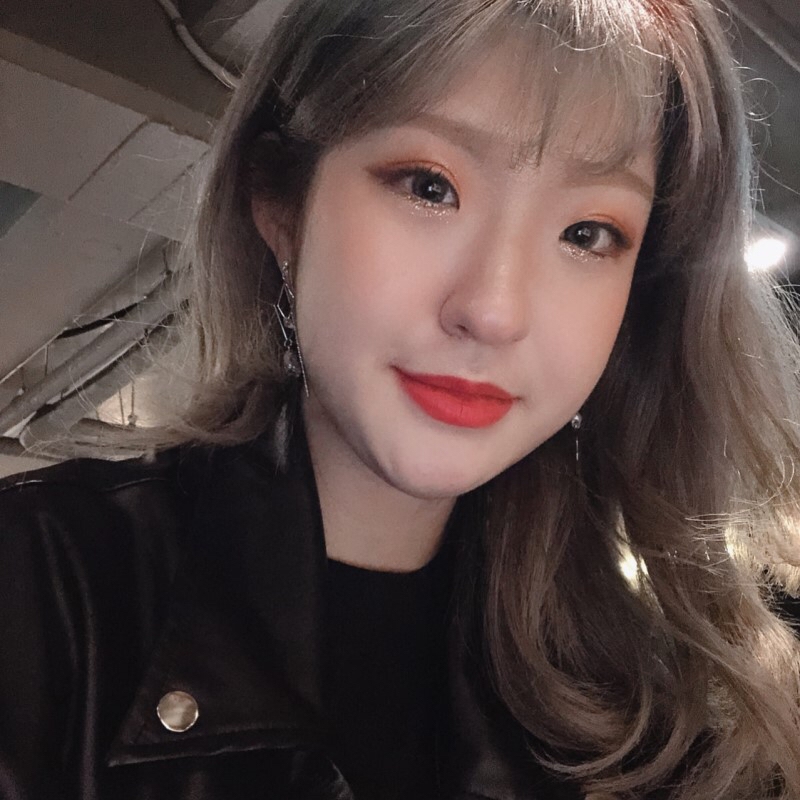 바깥에서 보면 대충 요런 느낌?????

뿌리탈색도 안했고 오랜만에 한 셀프염색인데

염색하면서 추가 손상도 없었다고 나는 느끼고

이정도면 너무 만족스러워서 셀프염색약으로 모레모 왕 추천,

그리고 저처럼 애쉬그레이 덕후이신분들은

더 추천, 무조권 추천함니다!

​

올리브영 가셔서 셀프염색약 고민마시고

모레모 하십시오 여러분들!

