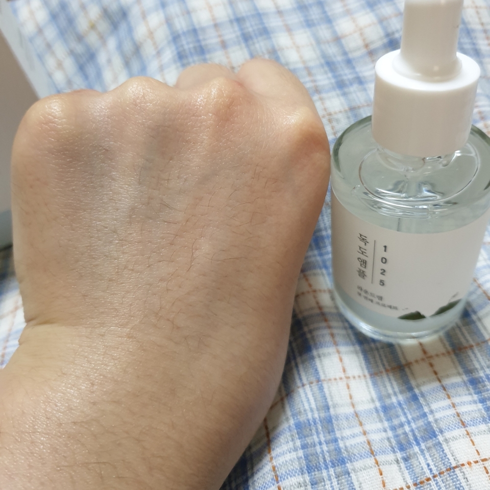 엄청나게 촉촉해져요 히알루론산이라고 하더니 수분감이 뿜뿜하고 얇게 피부막을 형성하는 것 같은 느낌이 들어서 수분을 가둬주는 것 같아요